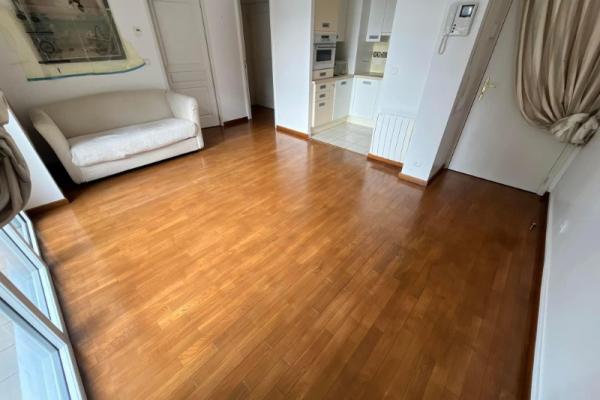 Réfection d'un parquet en ponçage et peinture sur le commune de Deauville