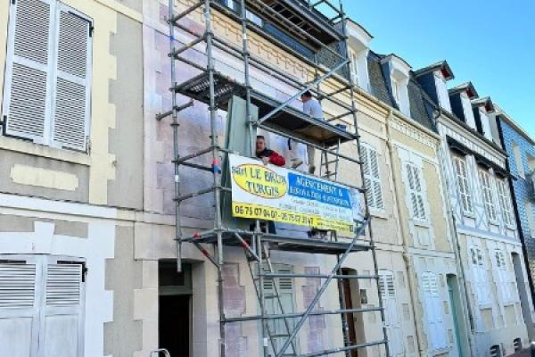 Ravalement d'une façade d'une maison sur la commune de Deauville